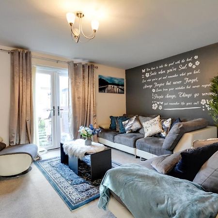 Three Bedroom House In Runcorn By The Lake With Parking By Neofinixdotcom Dış mekan fotoğraf