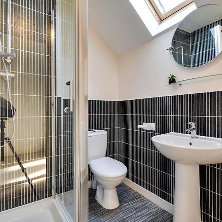 Three Bedroom House In Runcorn By The Lake With Parking By Neofinixdotcom Dış mekan fotoğraf