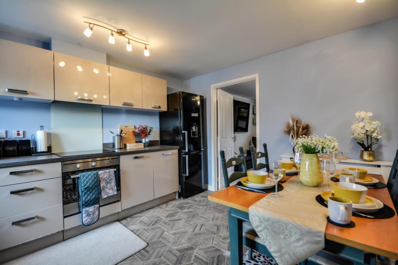 Three Bedroom House In Runcorn By The Lake With Parking By Neofinixdotcom Dış mekan fotoğraf