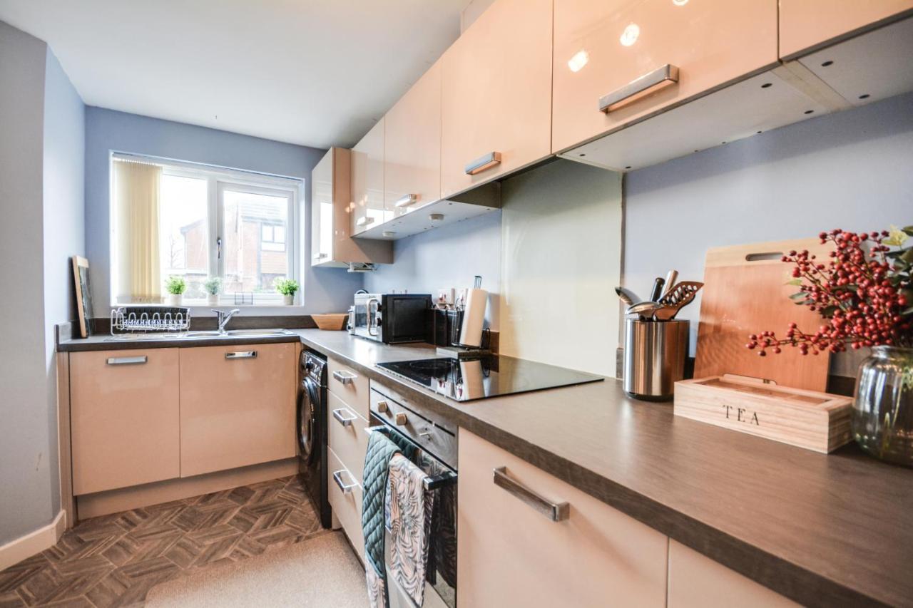 Three Bedroom House In Runcorn By The Lake With Parking By Neofinixdotcom Dış mekan fotoğraf