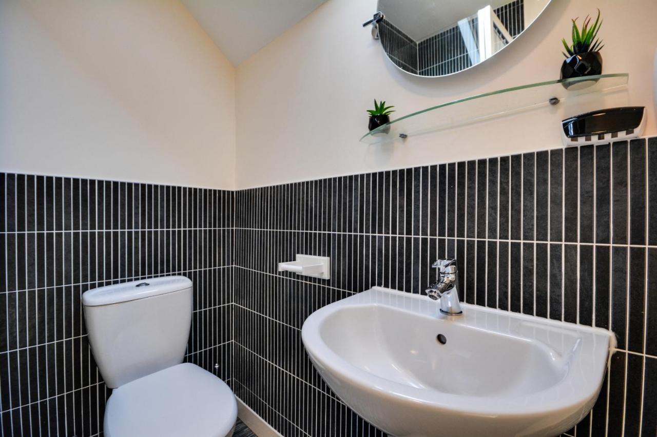 Three Bedroom House In Runcorn By The Lake With Parking By Neofinixdotcom Dış mekan fotoğraf