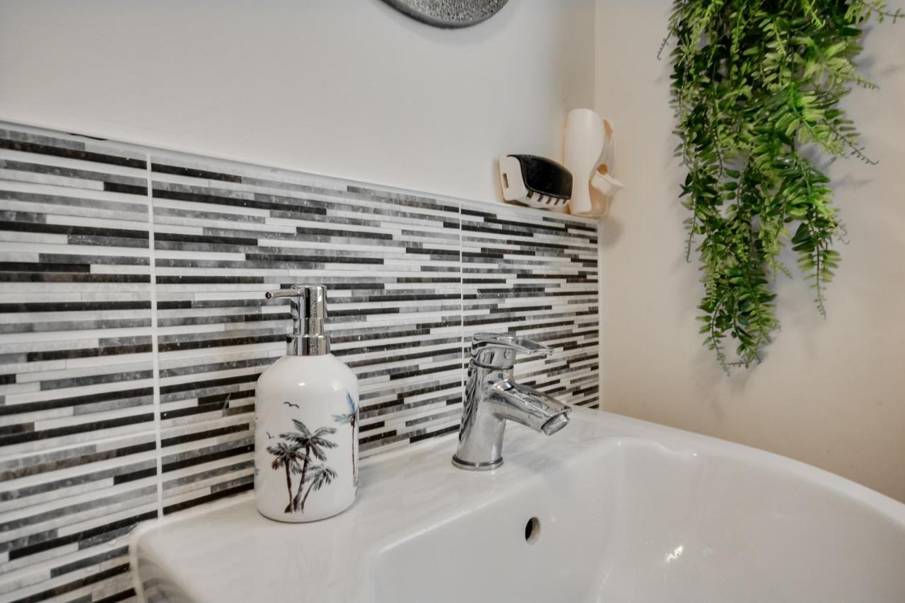 Three Bedroom House In Runcorn By The Lake With Parking By Neofinixdotcom Dış mekan fotoğraf
