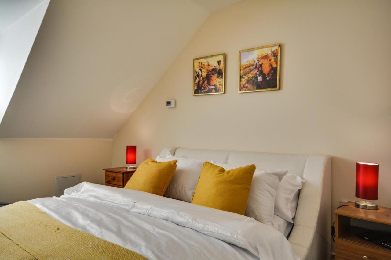 Three Bedroom House In Runcorn By The Lake With Parking By Neofinixdotcom Dış mekan fotoğraf