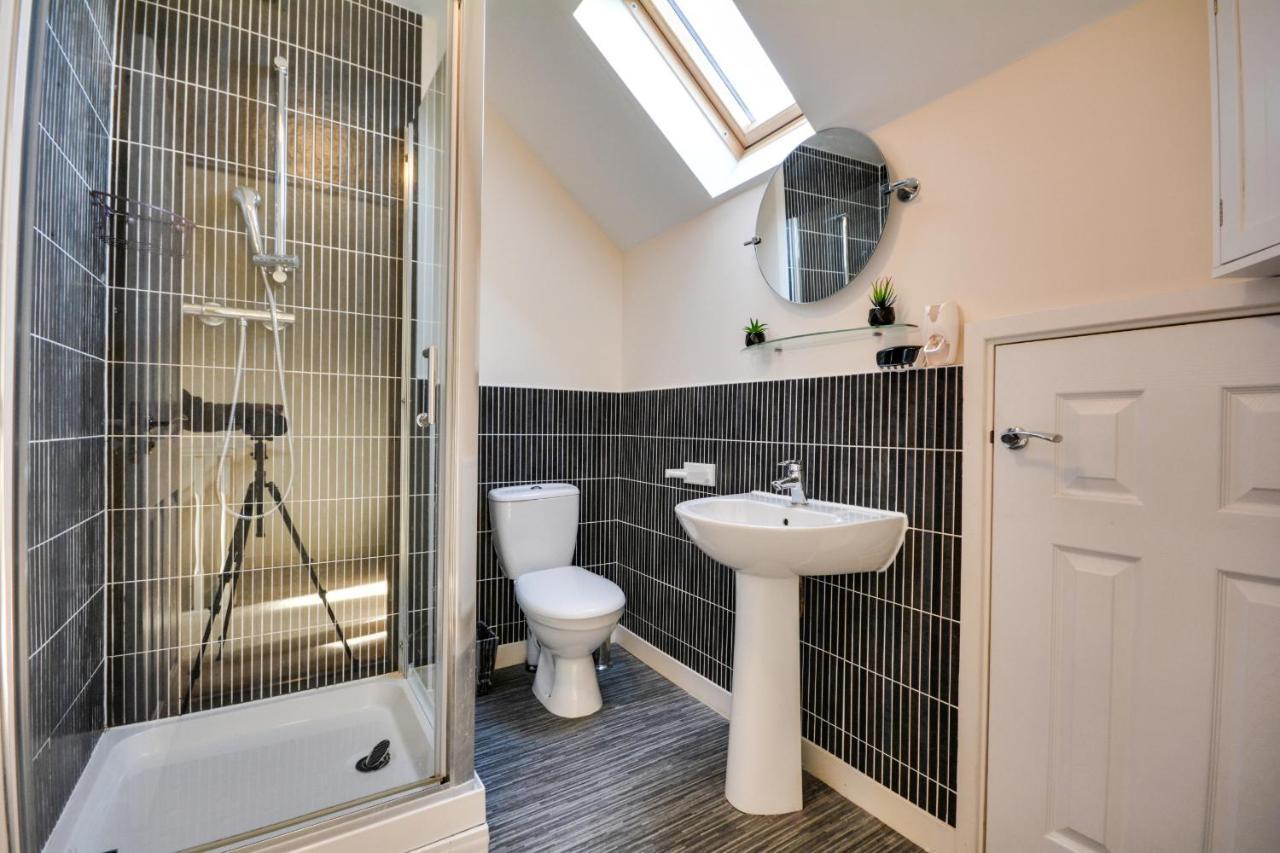 Three Bedroom House In Runcorn By The Lake With Parking By Neofinixdotcom Dış mekan fotoğraf