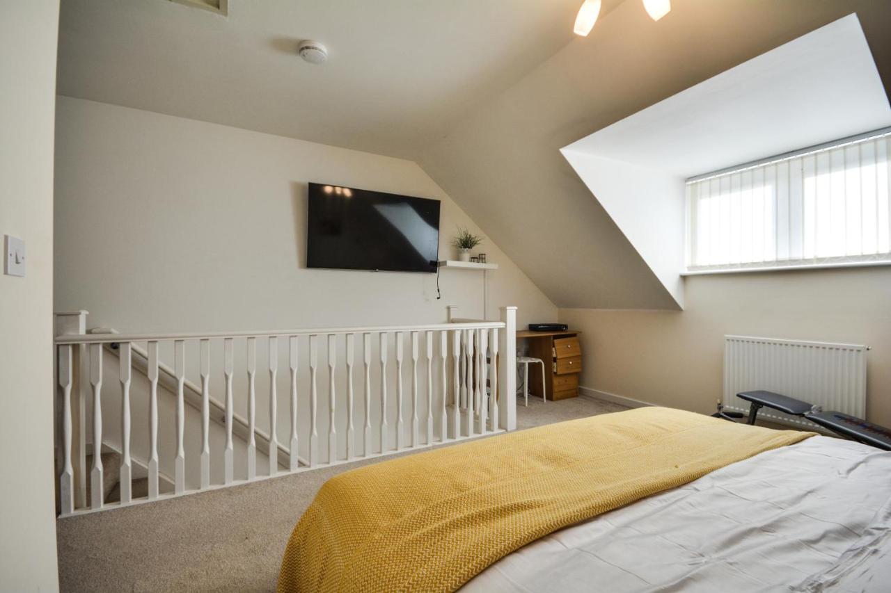 Three Bedroom House In Runcorn By The Lake With Parking By Neofinixdotcom Dış mekan fotoğraf