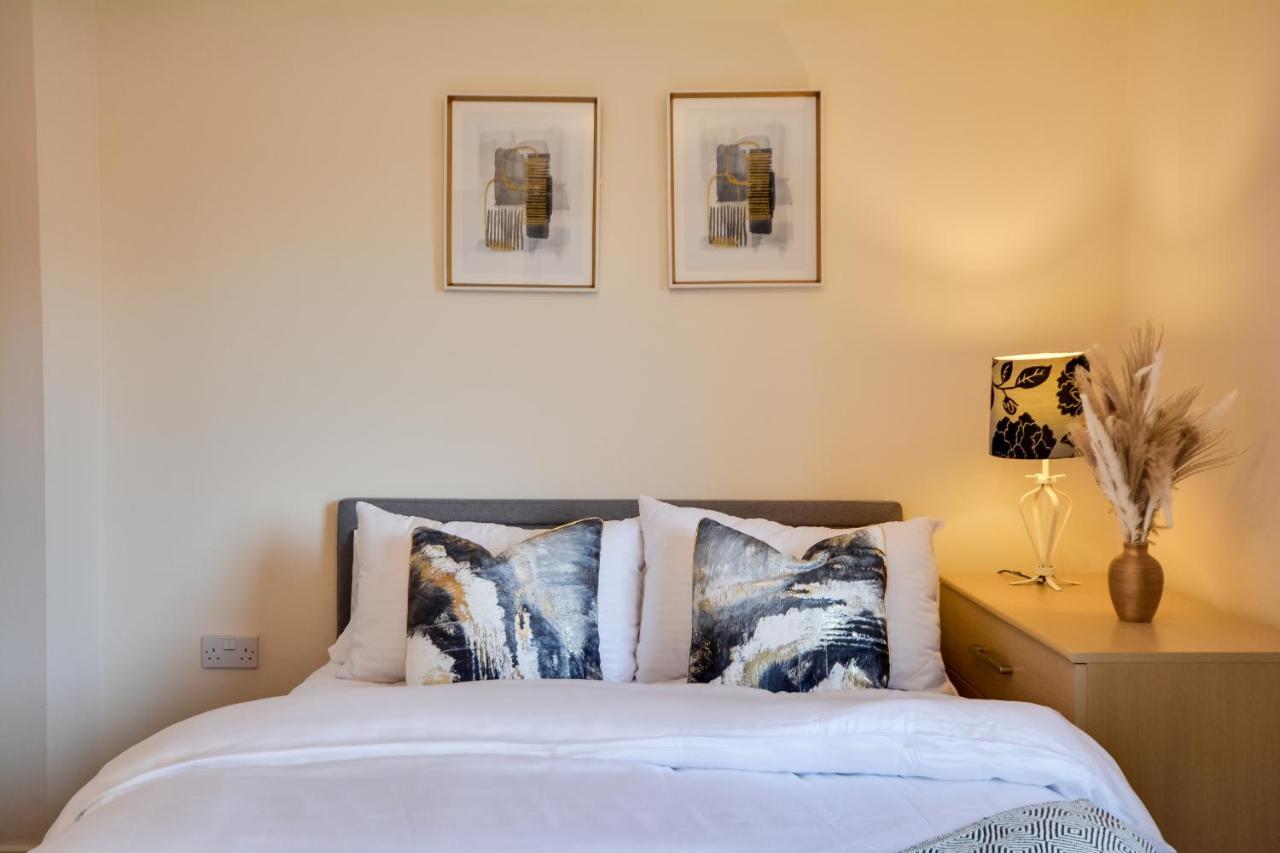 Three Bedroom House In Runcorn By The Lake With Parking By Neofinixdotcom Dış mekan fotoğraf
