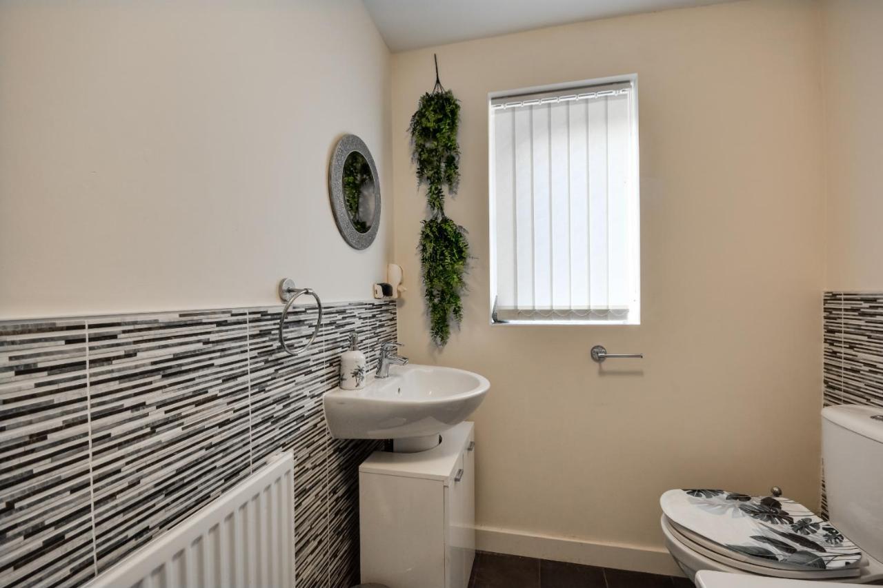 Three Bedroom House In Runcorn By The Lake With Parking By Neofinixdotcom Dış mekan fotoğraf