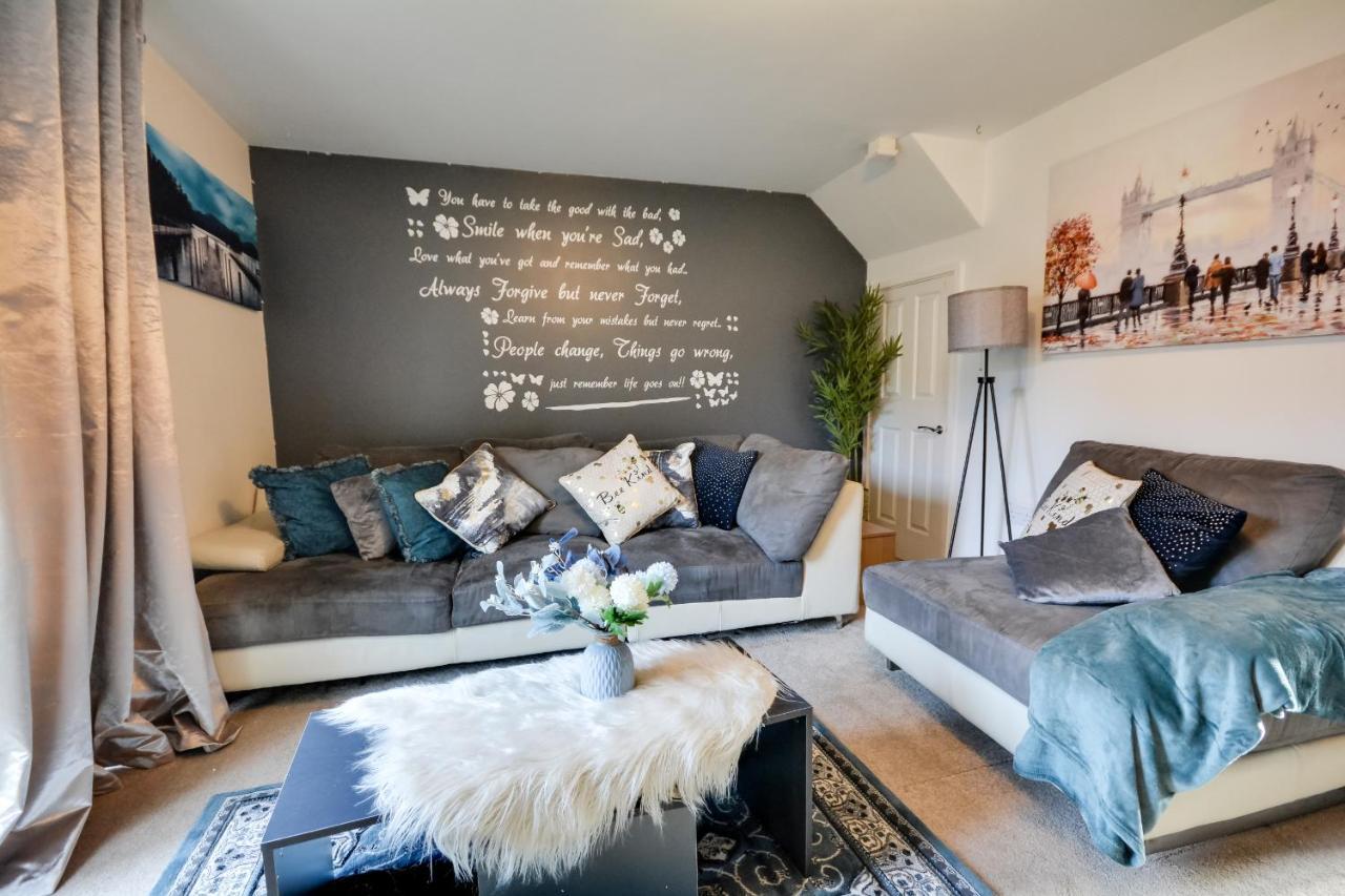 Three Bedroom House In Runcorn By The Lake With Parking By Neofinixdotcom Dış mekan fotoğraf