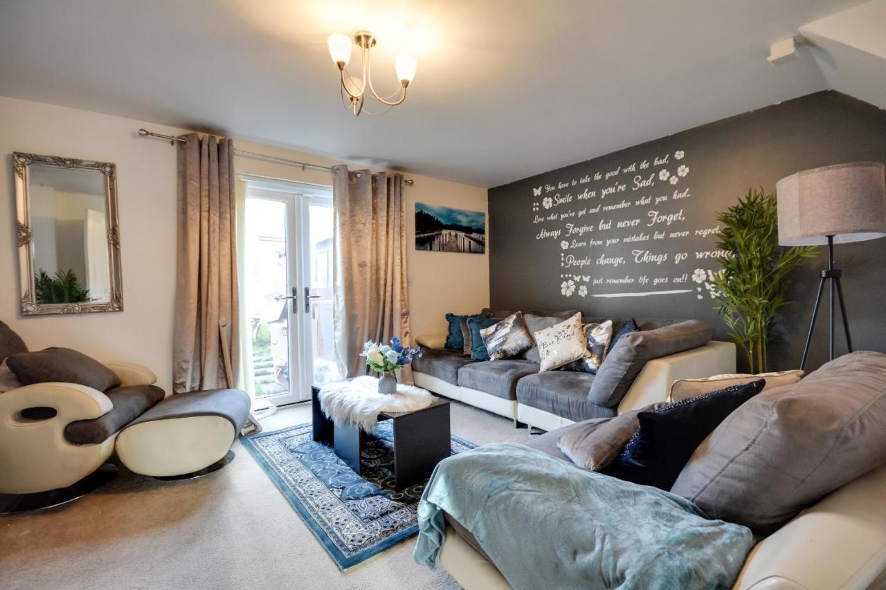 Three Bedroom House In Runcorn By The Lake With Parking By Neofinixdotcom Dış mekan fotoğraf