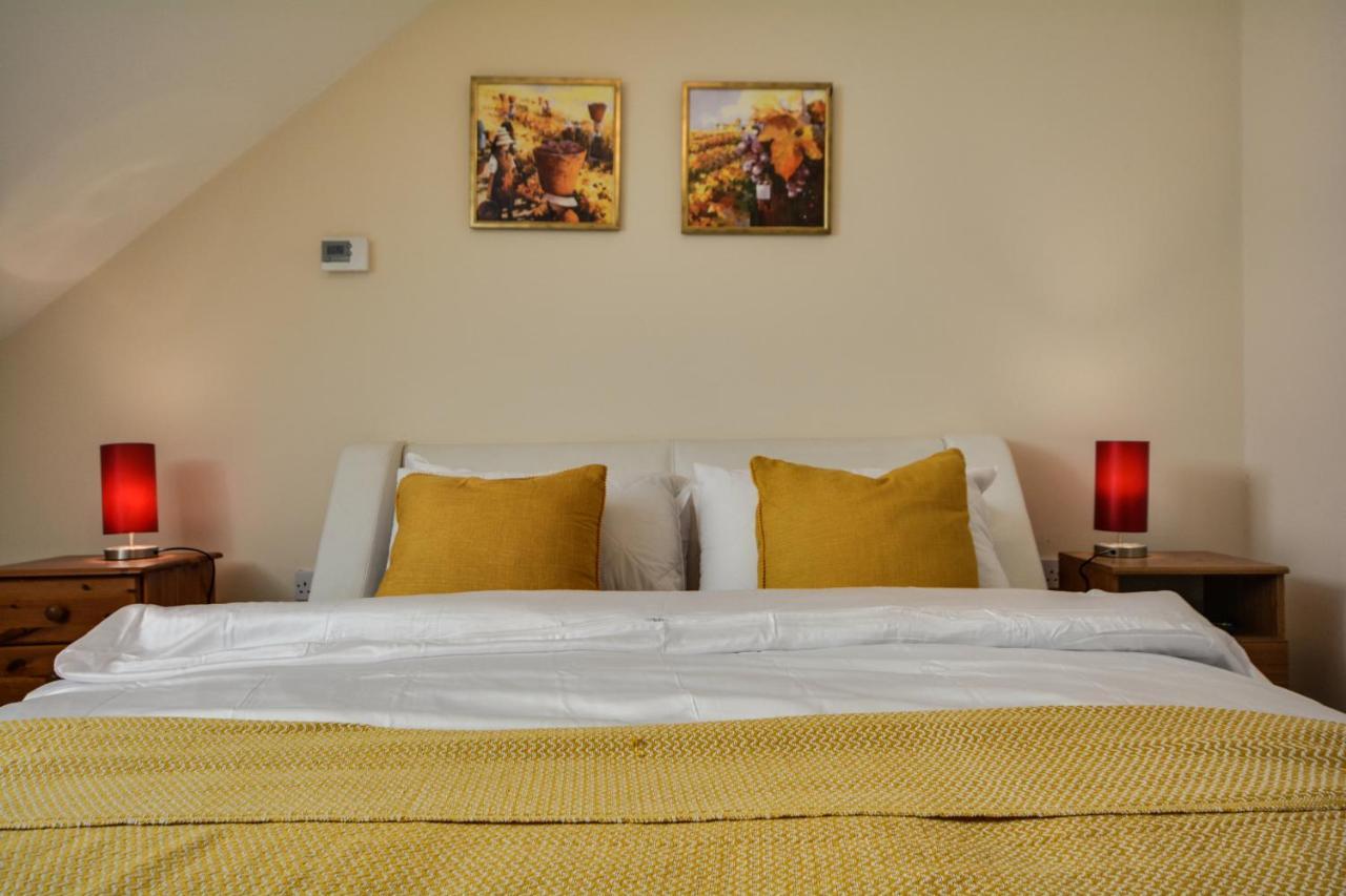 Three Bedroom House In Runcorn By The Lake With Parking By Neofinixdotcom Dış mekan fotoğraf