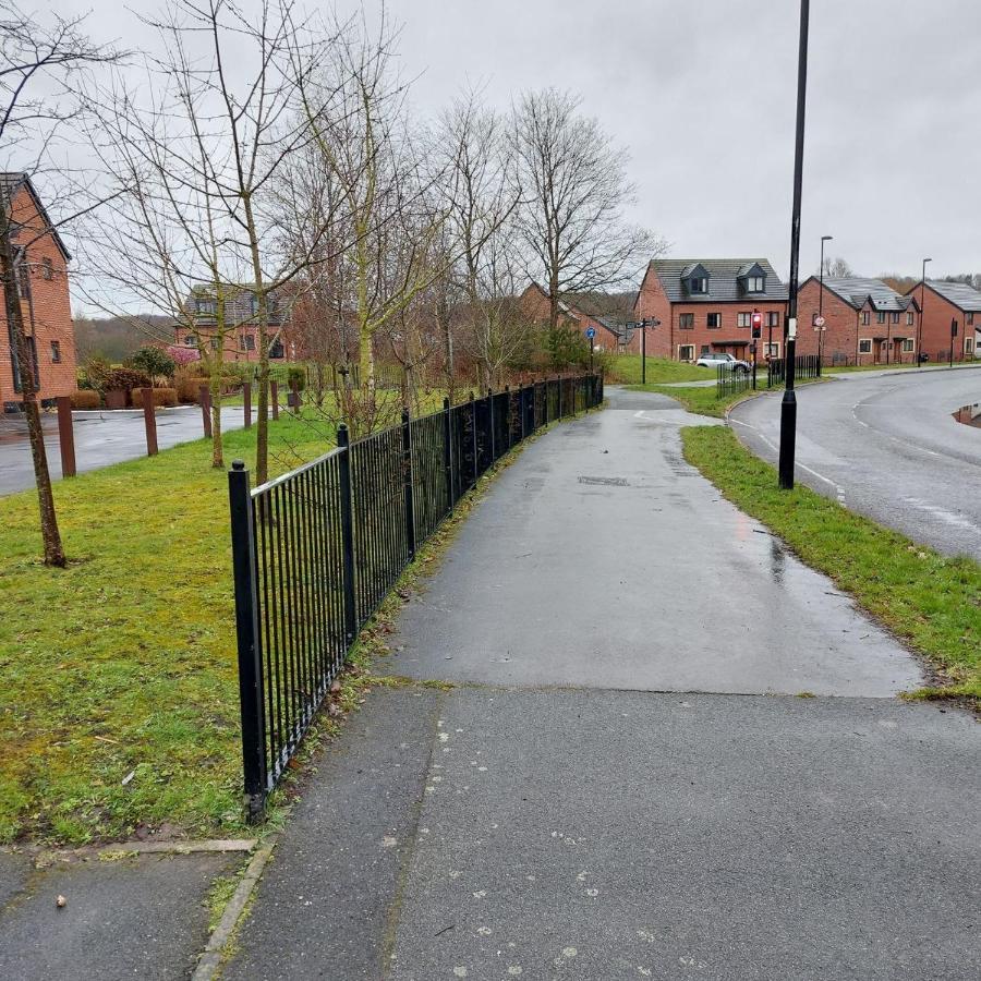 Three Bedroom House In Runcorn By The Lake With Parking By Neofinixdotcom Dış mekan fotoğraf