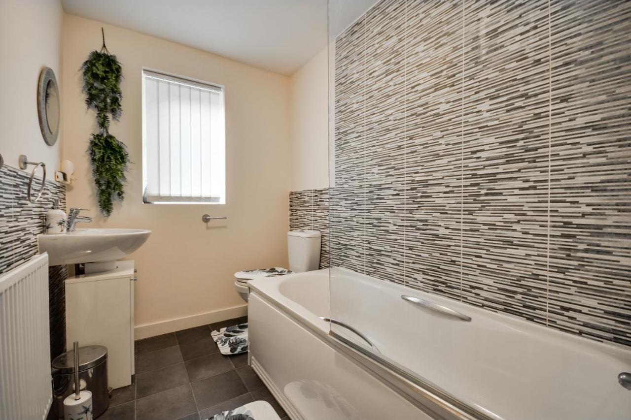 Three Bedroom House In Runcorn By The Lake With Parking By Neofinixdotcom Dış mekan fotoğraf