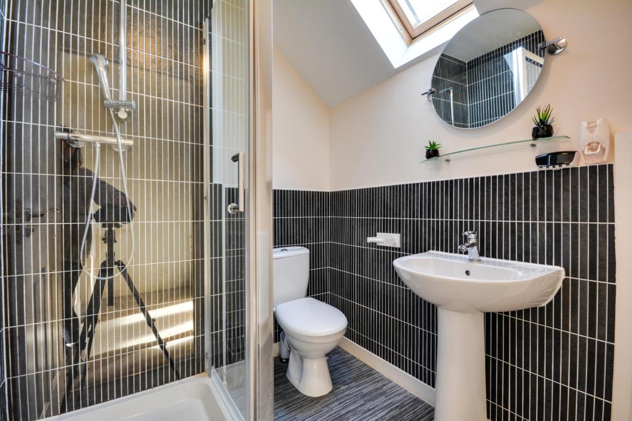Three Bedroom House In Runcorn By The Lake With Parking By Neofinixdotcom Dış mekan fotoğraf